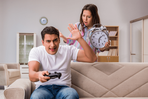 Жена просит мужа прекратить игру