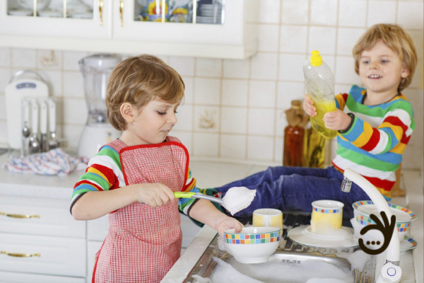 Дети самостоятельно моют посуду