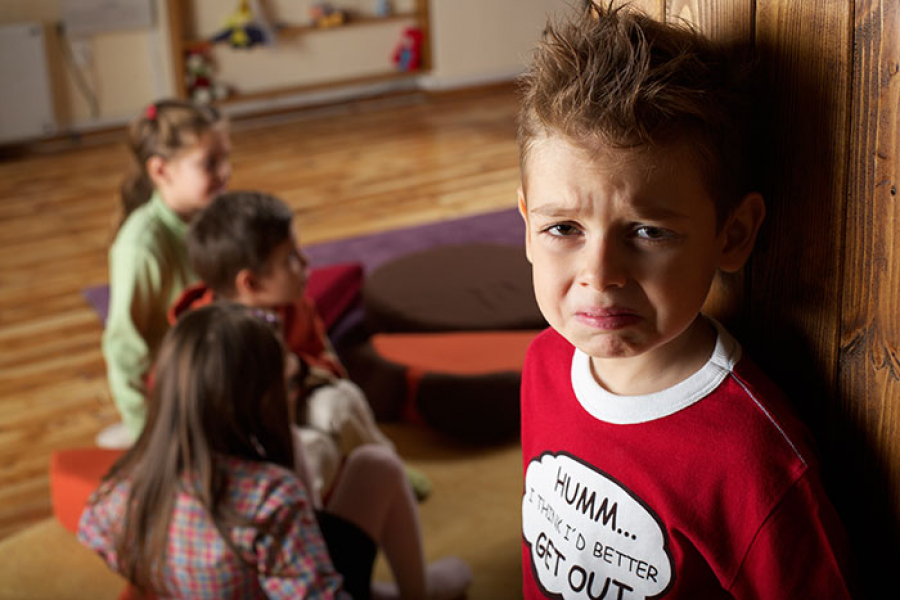 Мальчик плачет в детском саду